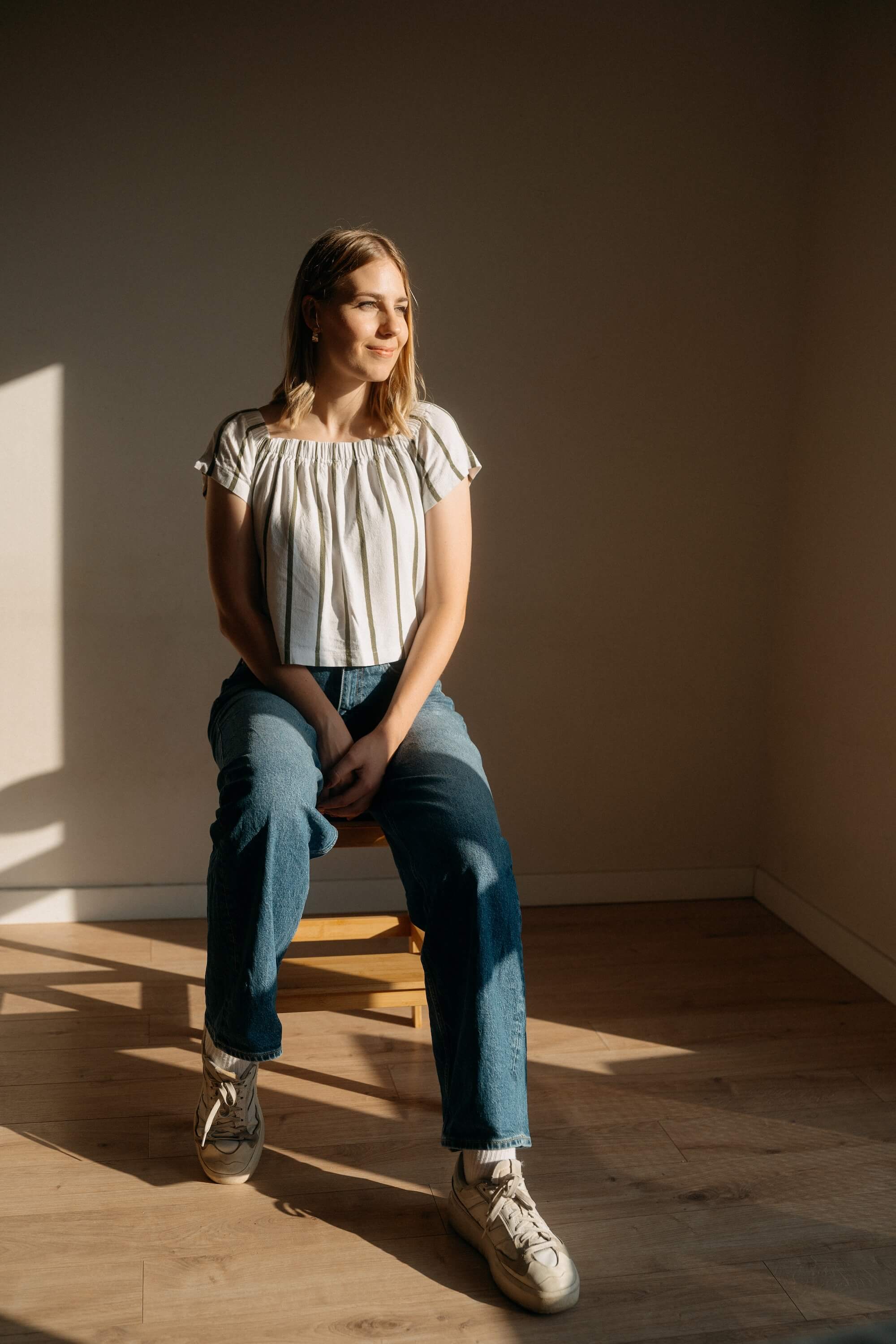 Sara siedząca w świetle słonecznym